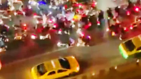 เบิ้ลท่อกระหึ่ม แว้นรวมตัวถนนพระราม4 ติดสวนลุม แข่งซิ่งไม่แคร์ตำรวจ (คลิป)