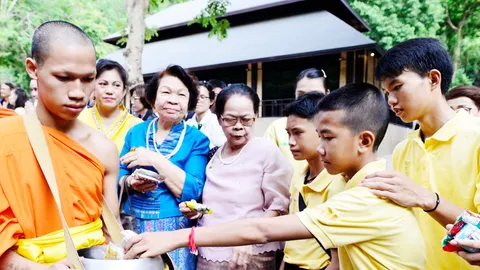 ตักบาตร-บวงสรวงเจ้าแม่นางนอน ครบ 1 ปีปฏิบัติการช่วยเหลือ13หมูป่า (คลิป)