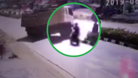 เปิดคลิปนาที จยย.เบรกไม่ทัน พุ่งชนรถสิบล้อ คนขับกลัวผิดวิ่งหนีกลางถนน