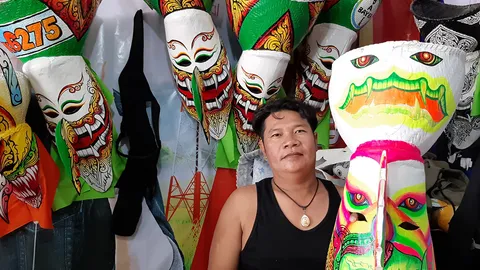 ออเดอร์หน้ากากผีตาโขนแน่น รับงานบุญหลวง ด่านซ้ายขายดีจนร้านผลิตไม่ทัน 