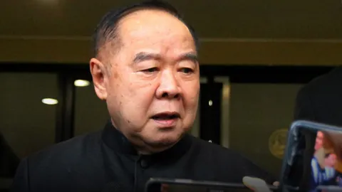 "ประวิตร" เดินหน้าแจกโฉนดต่อ ไม่สนเจอ "อัจฉริยะ" แฉแหกตา (คลิป)