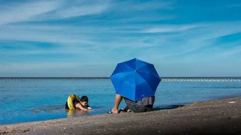 พ่อค้าแม่ค้าพร้อมใจหยุดขายของทั้งชายหาด ร่วมงานฌาปนกิจ "กำนันเป๊าะ"