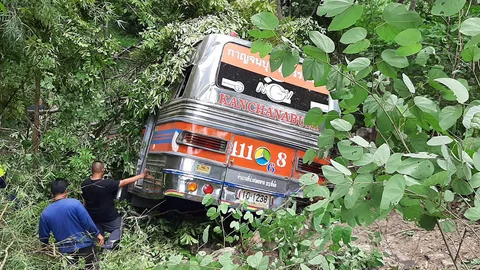 รถบัสคณะทัศนศึกษา ร.ร.สุพรรณฯ เสียหลักตกเขาที่ อ.ไทรโยค เจ็บ 32 ราย (คลิป)
