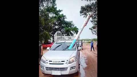 เลขเด็ดจากฟากฟ้า บั้งไฟแสนตกใส่กระบะที่ร้อยเอ็ด คอหวยแห่ส่องทะเบียน (คลิป)