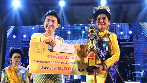 คุณป้าวัย 62 คว้า "หญิงงามดอกลำดวนเมืองลุง" เป็นตัวแทนผู้เผยแพร่ประเพณี