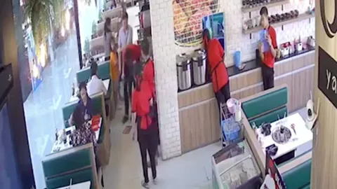 เสี่ยตบเด็กเสิร์ฟ ฉุนให้นั่งแยกโต๊ะ ขึ้นโรงพักยกมือไหว้ จ่ายทำขวัญ5,000บาท (คลิป)