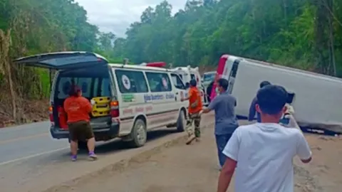 รถทัวร์ นทท.จีน เสียหลัก พลิกคว่ำตกดอย บาดเจ็บระนาว สาหัส 3 ราย 