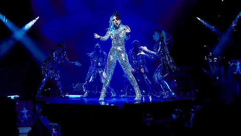 เผ็ดเด็ดทะลุปี เลดี้ กาก้า โชว์อลังวังเว่อร์ 