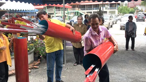 นักเสี่ยงโชคแรงดี เขย่าเซียมซียักษ์ขอ "เลขเด็ด" แน่นวัดไผ่แขก (คลิป)