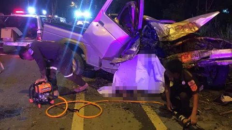 หนุ่มนครปฐมวัย 19 ขับกระบะเสียหลักชนต้นไม้ข้างถนน รถพังยับดับคาที่