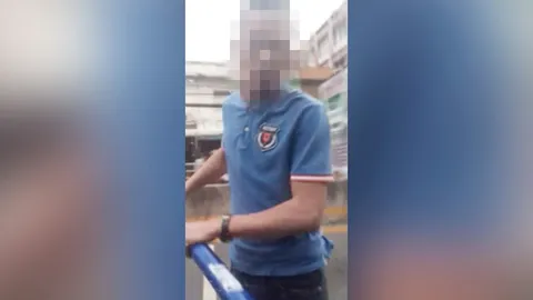 เก๋งหัวร้อน เจอบีบแตรไล่ คว้าไม้เบสบอลหวดกระบะของป้าป่วยโรคหัวใจ (คลิป)