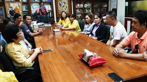 ยังไม่จบ ค่ายคุณธรรมโรงเรียนดัง พระวิทยากรให้เด็กคาบรองเท้า 