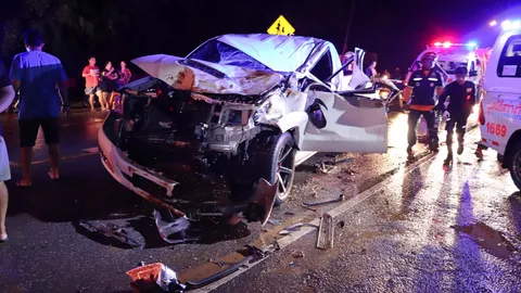 กระบะชนช้างป่าบนเขาใหญ่จนพังยับ โชคดีไม่มีตาย เร่งตามหาช้างคาดบาดเจ็บ