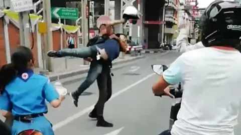 สืบมาอีกมุม คนขี่จยย.ส่อเริ่มก่อนทุบรถแท็กซี่ ก่อนวางมวยต่อหน้าเด็กหญิง (คลิป)