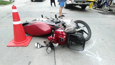 สาวใหญ่ดวงกุด ซิ่ง จยย.ล้มข้ามเลน ฟอร์จูนเนอร์เหยียบหัวแบะ ดับสยอง