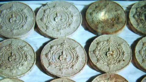 เปิดเซฟพ่อท่านหงบ พบ "จตุคามรามเทพ" รุ่นแรกปี 30 วัตถุมงคลต้นฉบับอื้อ