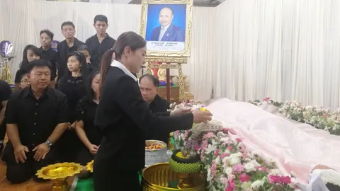 ศิลปิน-แฟนเพลง แห่ร่วมรดน้ำศพ "นพดล ดวงพร" เจ้าของวง"เพชรพิณทอง"