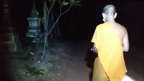 หมาเห่ากลางป่า พระสงสัยเดินตามเสียง ผงะ เจอศพขึ้นอืด