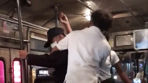 "ลุงโรคจิต" โผล่ไล่จับก้นสาวทั่วรถเมล์ กระเป๋าไม่ทน ตบกลับไม่ยั้ง (คลิป)