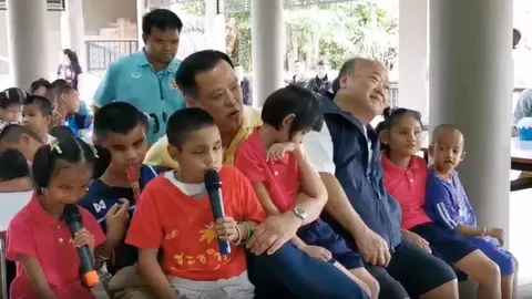 ยิ้มสู้ "อนุทิน" ให้กำลังใจเด็กโรงเรียนสอนคนตาบอด เขาใหญ่ 