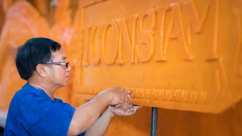 ไอคอนสยาม ร่วมสืบสานประเพณีแห่เทียนพรรษา ในงาน “ไอคอนสยาม ร้อยล้านใจ เป็นเทียนไทย ให้เรืองรอง”