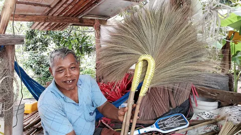 "ไม้กวาดดอกหญ้า" สร้างรายได้สู่ชุมชน