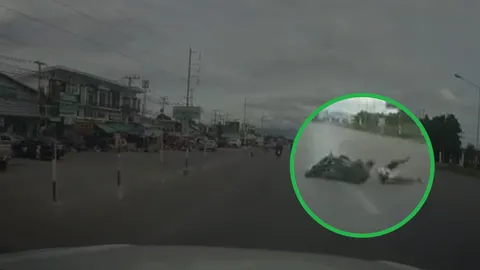 เปิดคลิปอีกด้าน เด็ก 13 ซิ่งบิ๊กไบค์ชนจยย. ก่อนไถลใส่รถยนต์ เสียงกรี๊ดลั่น