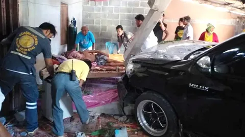 ลูกเชื่อ รถชนทะลุบ้าน ทำพ่อป่วยติดเตียงช็อก สาเหตุเสียชีวิต 