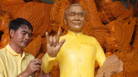 โคราช แกะเทียนหน้าคล้าย “ลุงตู่” ทำมือไอเลิฟยู ถือแผนที่ประเทศไทย