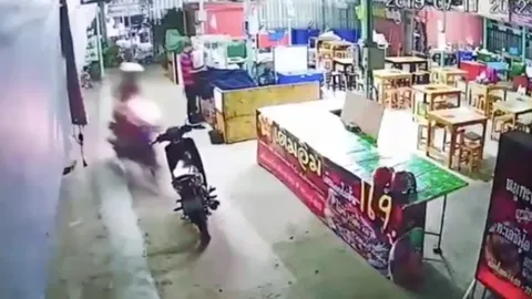 หนุ่มซิ่งจยย.หลุดโค้ง พุ่งเข้าร้านหมูกะทะ ชนโครมสนั่น อาการสาหัส