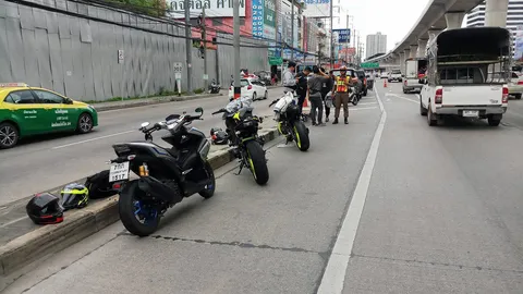 เอาผิดบิ๊กไบค์ โชว์ป่วนจนล้ม มีคลิปว่อนเน็ต ตามยึดได้2คัน (คลิป)