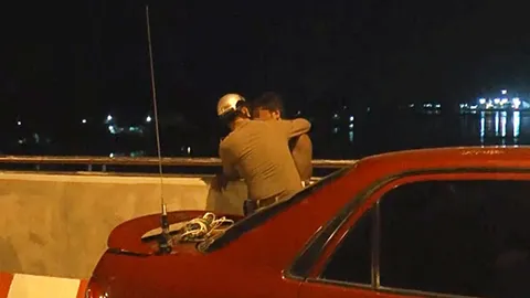 หนุ่มน้อยใจเมียรัก ซดเหล้าย้อมใจหวังโดดน้ำตาย ตร.เจรจาจนยอมกลับบ้าน