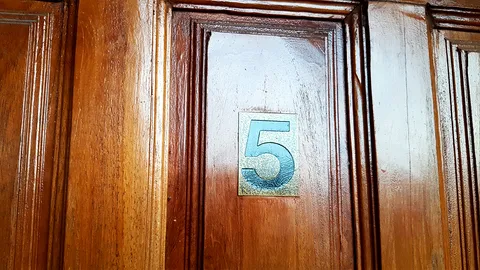 จับพระห้องเบอร์5 ชาวบ้านร้องวันๆ เอาแต่เรี่ยไร พบของขลังปลุกในม่านรูด