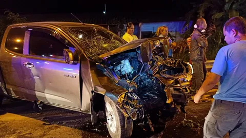 กระบะตีนผีลำพูน ซิ่งแหกโค้งเขียวหวาน ชน จยย. 2 คัน ตายรวด 4 ศพ