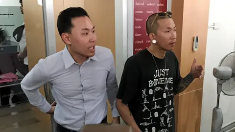 เผยนาทีลากศพลูกน้อง "แจ๊ส ชวนชื่น" ขว้างระเบิดขวดใส่รถ ตร.ออกหมายจับแล้ว