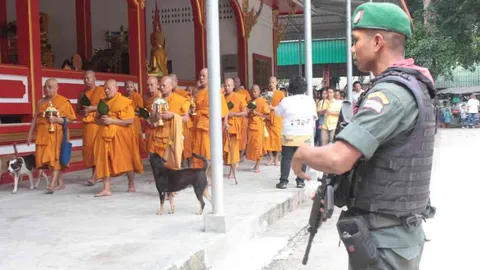 ชาวไทยพุทธที่ยะลา พร้อมใจเวียนเทียนตอนกลางวัน ในวันอาสาฬหบูชา