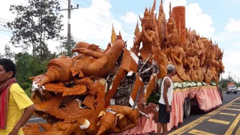 เทียนแกะสลักขนาดใหญ่ วัดดังอุบลฯ หักระหว่างเคลื่อนโชว์นักท่องเที่ยว 