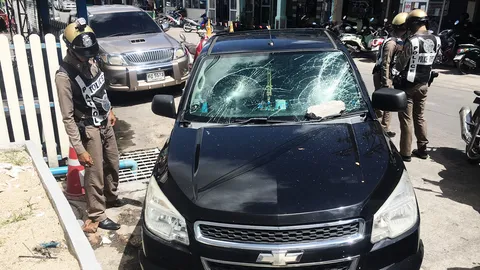 รถใคร โดนทุบเละ คาลานจอดห้างดังเมืองคอน เร่งตามเจ้าของ คาดฝีมือวัยรุ่น