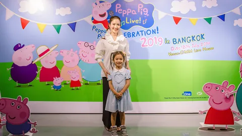 น้องปีใหม่ ควงแม่แอฟ เกาะขอบเวทีชม เปปป้าพิก พี่หมูสีชมพู