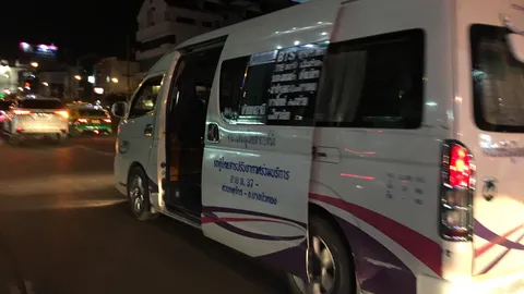 โซเชียล แชร์คลิป รถตู้ประตูเปิดเอง โชเฟอร์วิ่งเลนขวาถนนงามวงศ์วาน