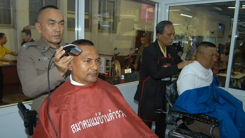 เปิดร้าน “สำราญกิจบาร์เบอร์” ตำรวจ สน.ห้วยขวาง ตัดผมฟรี