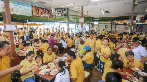 “นายเงี๊ยบ” ร่วมวันเฉลิมพระชนมพรรษา เปิดร้าน “กินฟรี” ปีที่ 50