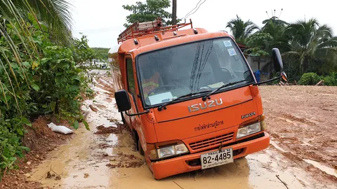 คลื่นแรงซัดเรือคว่ำเกาะพีพี เกาะลันตาน้ำท่วม เหตุฝนถล่มหนัก 3 วัน