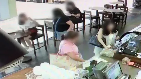 สาวเตือนภัย โดนหญิงเสื้อดำผลัก ด่าหยาบ เพียงเพราะใส่ชุดนักศึกษา (คลิป)