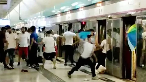 ม็อบเสื้อขาวควงไม้บุกสถานีรถไฟฮ่องกง ไล่ตีผู้คนใส่เสื้อสีดำ เจ็บเพียบ  (คลิป)