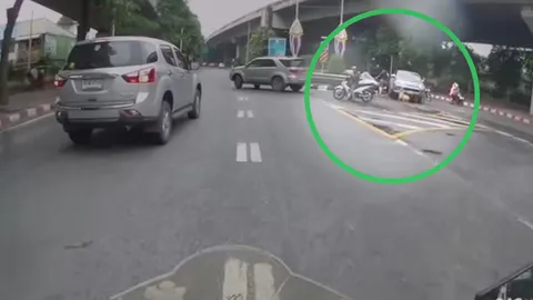 อยากได้คำตอบ เหตุใดหนุ่มเสื้อดำวิ่งหนีหมาไม่คิดชีวิต แม้ล้มกลางถนน (คลิป)