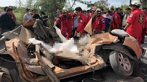 สยองม้วนเหล็กหนัก 12 ตัน ร่วงทับเก๋งเละ 2 สาวคาซาก