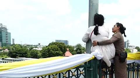 จนท.สำนักพระราชวัง เข้าช่วยหญิงคิดสั้น หวังโดดสะพานปิ่นเกล้าฆ่าตัวตาย