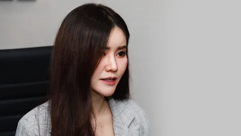 บลู จิรารัตน์ เข้าพบตำรวจ ปอท.รับทราบข้อหา ความผิดตาม พ.ร.บ.คอมฯ (คลิป)