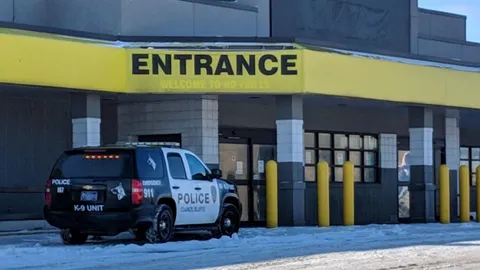 หนุ่มสหรัฐฯ ติดช่องแคบหลังตู้แช่เย็นห้างฯ ไอโอวาตายสลด 10 ปีเพิ่งเจอศพ